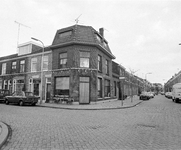 858398 Gezicht op de kruising van de Bekkerstraat (links) en de Zandhofsestraat (rechts) te Utrecht, met het hoekpand ...